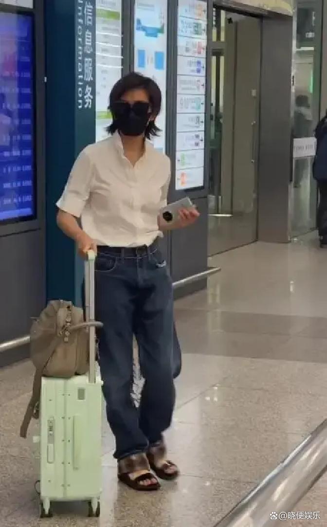 万茜机场穿搭_衣品 女明星_万茜简单穿搭高级感