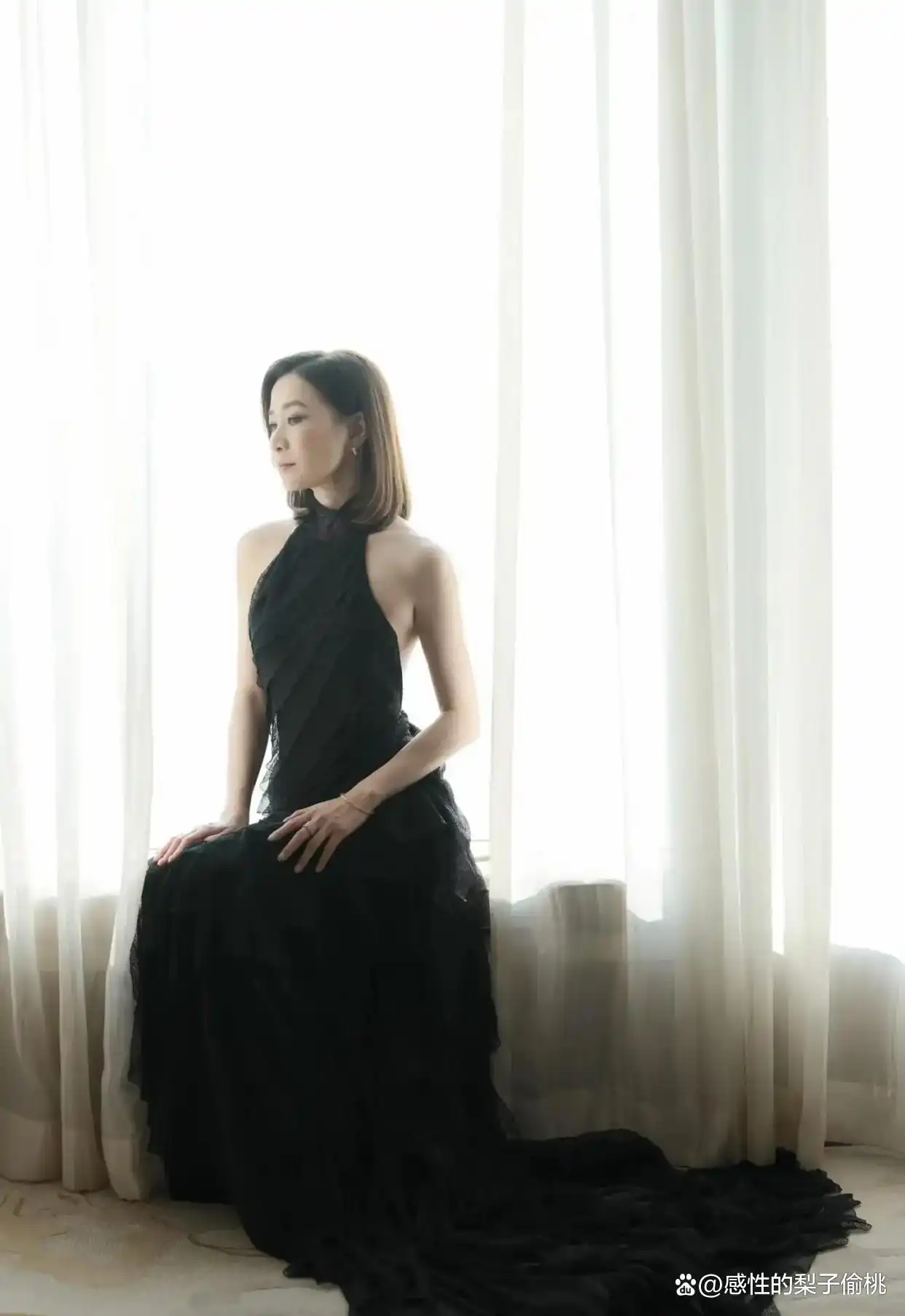 女明星的冬装_佘诗曼冬季写真_黑色露肩连衣裙穿搭