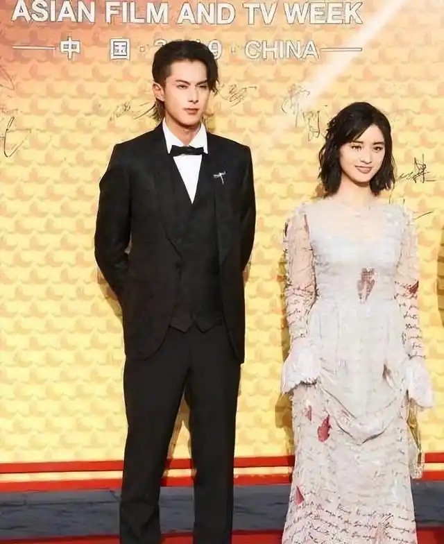 杨紫红毯造型失败_女明星红毯造型_小骨架女明星