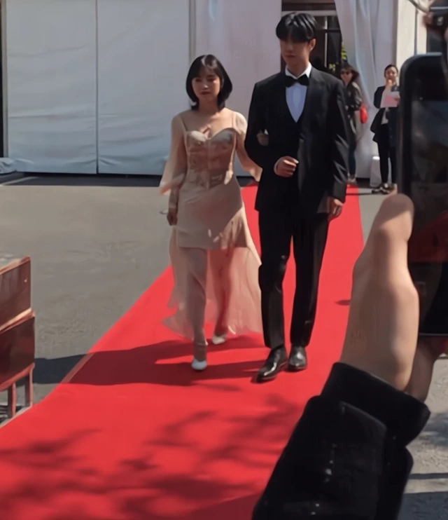 女明星红毯造型_杨紫红毯造型失败_小骨架女明星