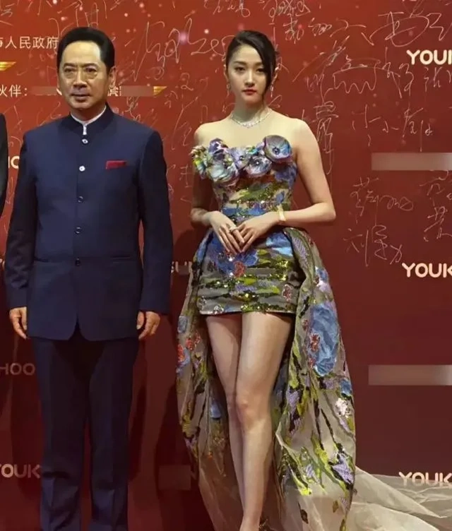 杨紫红毯造型失败_女明星红毯造型_小骨架女明星